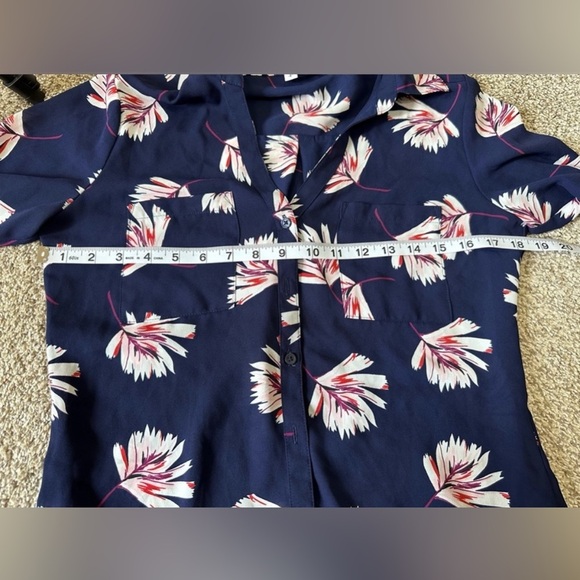 Express women’s blouse v neck button lightweight navy floral professional top S - Picture 7 of 7